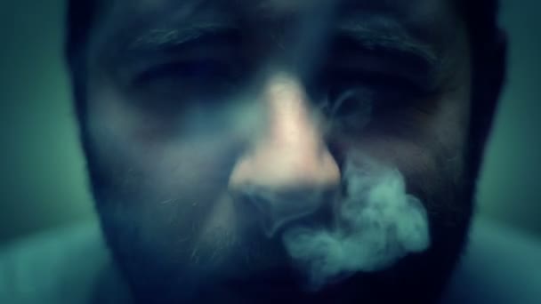 Σούπερ 35 χιλιοστά φωτογραφική μηχανή - άνθρωπος που καπνίζει ένα τσιγάρο — Αρχείο Βίντεο