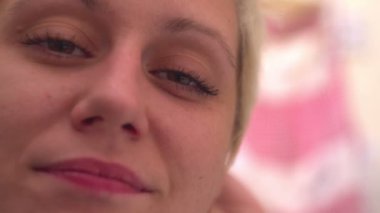 Süper 35mm kamera - önüne gelenle genç kadın yakın çekim