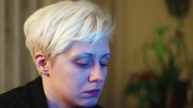 Süper 35mm kamera - onun oturma odası ve sigara gece geç saatlerde çalışan genç, sarı saçlı kadın