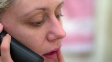 telefon yakın çekim konuşurken süper 35 mm kamera - sony fs-100 - gerçek ve normal görünümlü kız