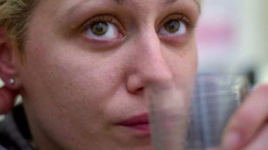 Süper 35mm kamera - genç kadın içme suyu ve söz