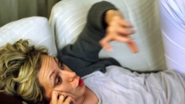 Süper 35mm kamera - telefon yakın çekim konuşmak gerçek ve normal görünümlü kız