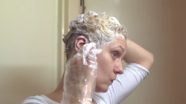 Sony fs-100 - genç bir kadın saçlarını boya yaparken!