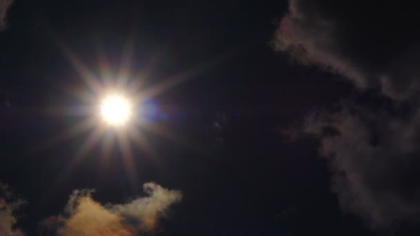 SUPER 35MM CAMERA - Nuages étranges et sombres avec soleil derrière - laps de temps 