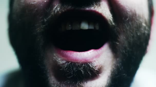 Σούπερ 35 χιλιοστά φωτογραφική μηχανή - freaky γενειοφόρος άνδρας, ανοίγοντας το στόμα του σε αργή κίνηση — Αρχείο Βίντεο