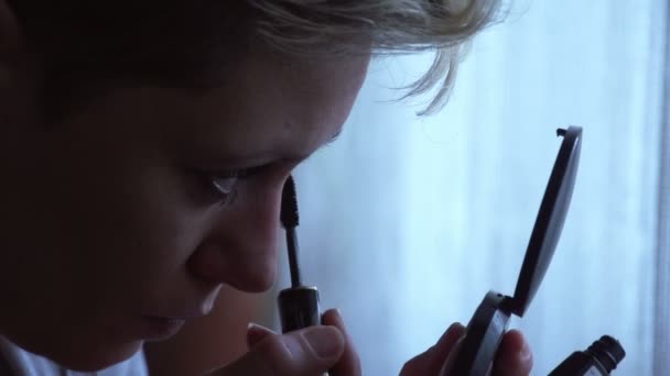 Jonge vrouw doet haar wimpers met mascara! — Stockvideo