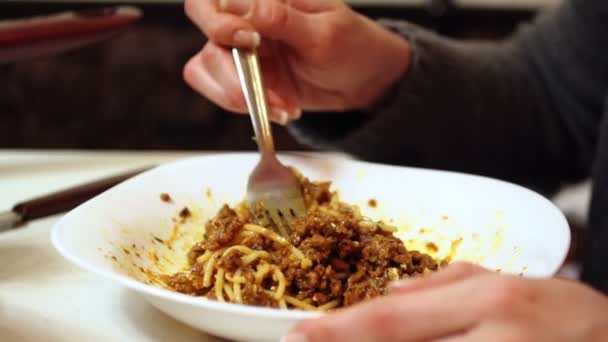 Süper 35 mm kamera - spagetti makarna yakın çekim yemek — Stok video