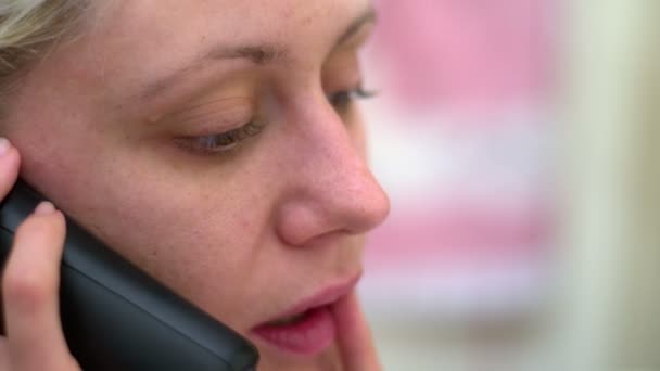 SUPER 35MM CAMERA - Sony FS-100 - Real and normal looking girl talking over the phone close-up — Stock Video