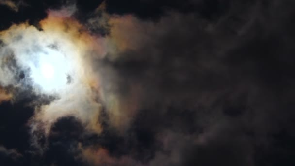 SUPER 35MM CAMERA - Nuages étranges et sombres avec soleil derrière - laps de temps 