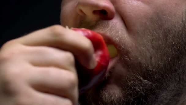 SUPER 35MM CAMERA - hombre comiendo una manzana — Vídeo de stock