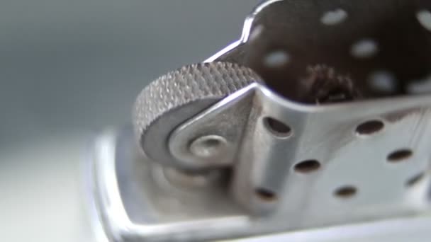Super 35mm caméra - Classique, Zippo-like briquet rotatif isolé sur noir 