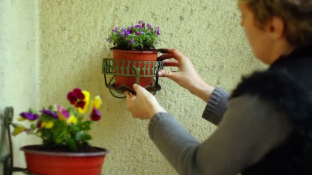 Câmera super 35mm - plantando flores em uma varanda — Vídeo de Stock