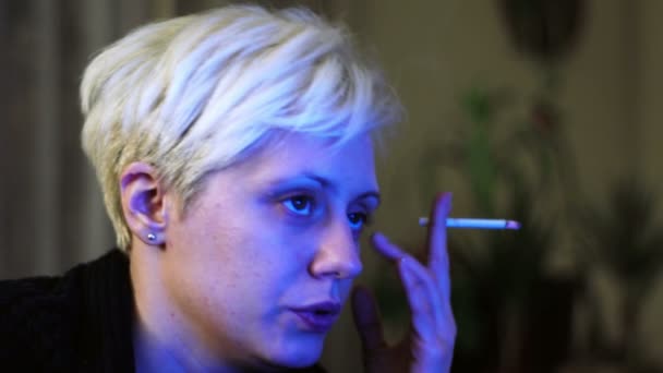 Super 35mm fotoaparát - mladá, blond vlasy žena pracuje v noci a kouřil cigaretu — Stock video