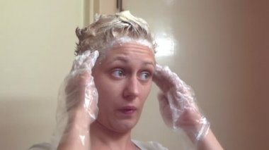 Sony fs-100 - genç bir kadın saçlarını boya yaparken!