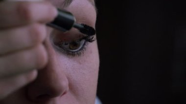 Sony fs-100 - genç bir kadın onun kirpik maskara ile yapıyor!