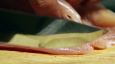 35 mm kamera - tavuk eti keskin bir bıçakla keserek super, yakın çekim