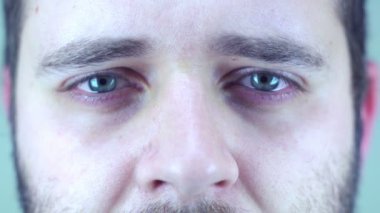 Süper 35mm kamera - bakarız, gülümseyerek, göz kırpıyor ve arayan genç adam şaşırttı