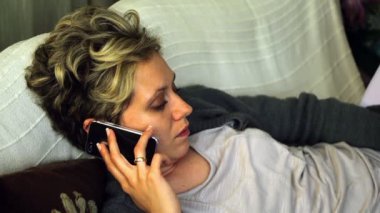 Süper 35mm kamera - telefon yakın çekim konuşmak gerçek ve normal görünümlü kız