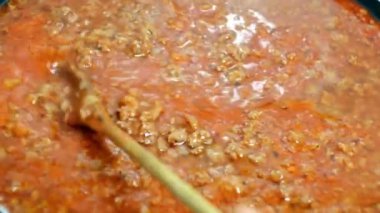 Kıyılmış et et suyu sosu üzerine bir teflon tavaya hazırlanıyor