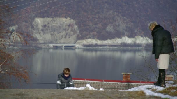 Lancer une boule de neige — Video