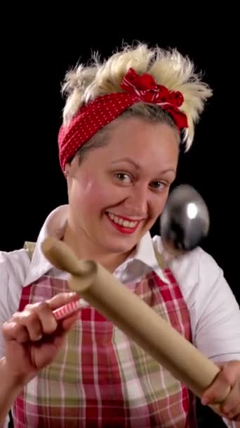 Housewife playing with kitchen utensils — Stock Video