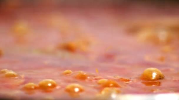 Preparing minced meat gravy sauce on a teflon pan — Stock Video