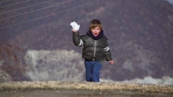 Sony FS-100 - Jeune garçon jouant à l'extérieur en hiver . — Video