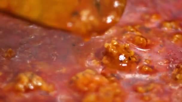 Kıyılmış et et suyu sosu üzerine bir teflon tavaya hazırlanıyor — Stok video