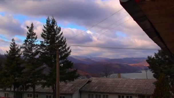 Sony FS100: nubes que se mueven rápidamente sobre un valle y un río Danubio — Vídeo de stock