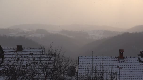 索尼 fs100-冬天天翻过山丘和村房子 — 图库视频影像