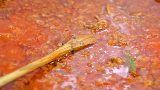 Preparing minced meat gravy sauce on a teflon pan — Stock videók