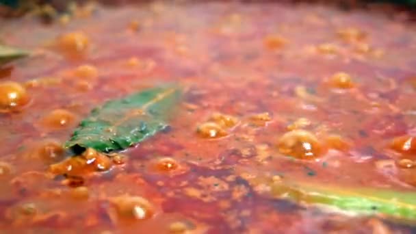 Preparing minced meat gravy sauce on a teflon pan — Stock Video