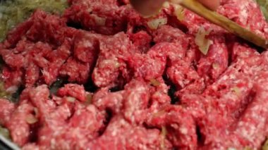 kıyma soğan ve pirinç ile kızartma