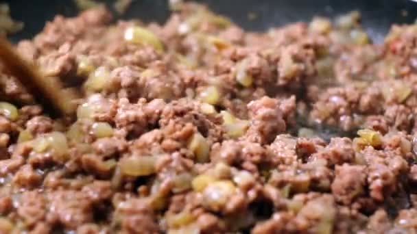 Freír carne picada con cebolla y arroz — Vídeos de Stock