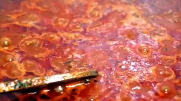 Préparation de sauce sauce à la viande hachée sur une casserole en téflon 