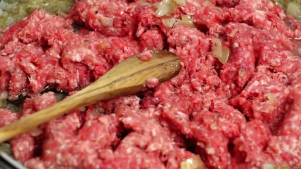 Жареное мясо с луком и рисом — стоковое видео