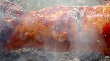 şiş üzerinde domuz kavurma