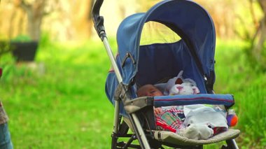 uyuyan bebek kız ve annesi ona göz kulak