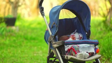 uyuyan bebek kız ve annesi ona göz kulak