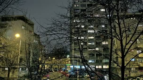 Gebäude, Straßen und Bäume in der Nacht, Zeit. hohe Sensibilität und Qualität. — Stockvideo