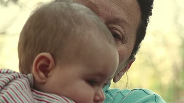 Babička a vnučka těší v přírodě — Stock video