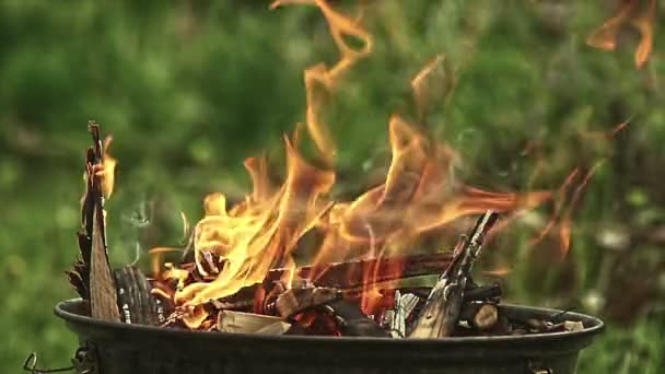 Пламя для барбекю горит на открытом воздухе в замедленной съемке — стоковое видео