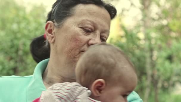 Abuela y nieta disfrutando en la naturaleza — Vídeo de stock