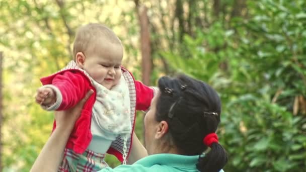 Babička a vnučka těší v přírodě — Stock video