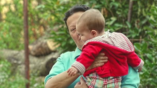 Nonna e nipote godendo nella natura — Video Stock