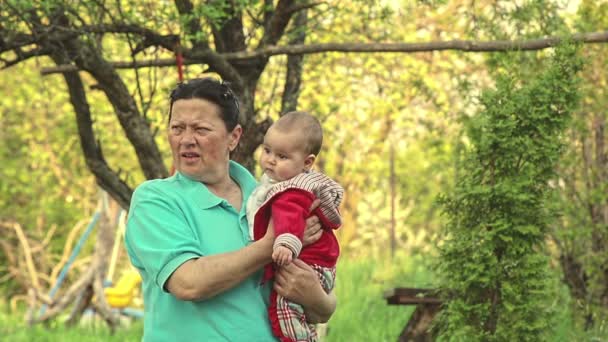 Babička a vnučka těší v přírodě — Stock video