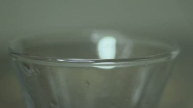 dökme alkollü içecek bir bardak