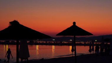 Süper 35mm kamera - sakin plaj günbatımı Yunanistan