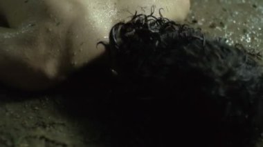 sarhoş insanlar dışında çamur ve yağmur