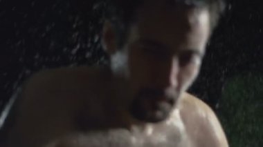 sarhoş insanlar dışında çamur ve yağmur